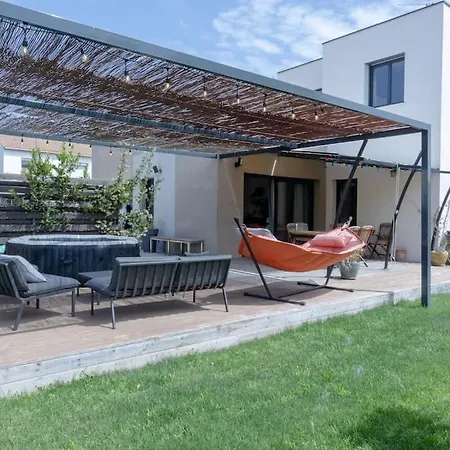 Familiale Avec Jacuzzi, 8 Personnes *